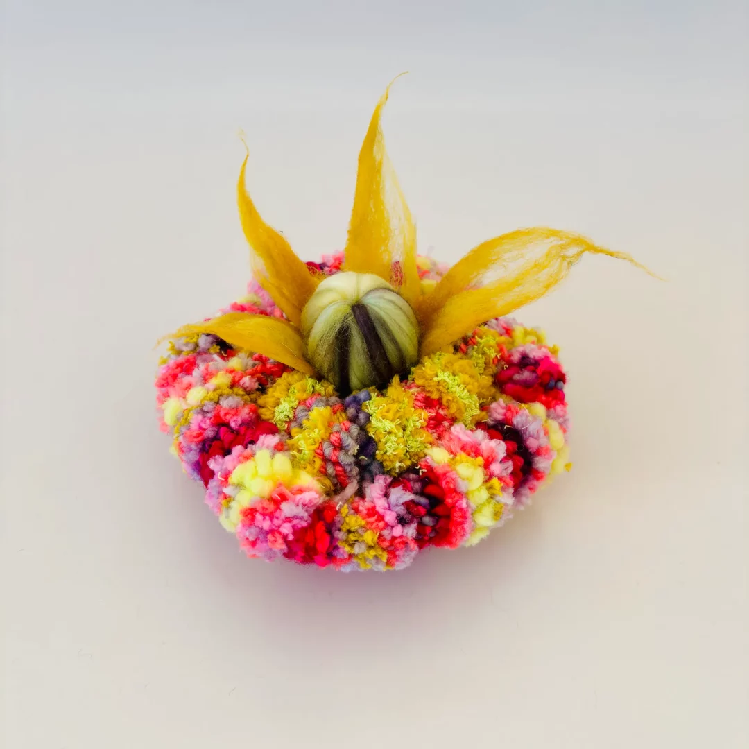 Fragment P-001 — 20 × 20 cm — 2026
Tufted wool, cotton, carded wool.
Fragment from a larger structure, where two separated sea urchins reveal a central floral form.