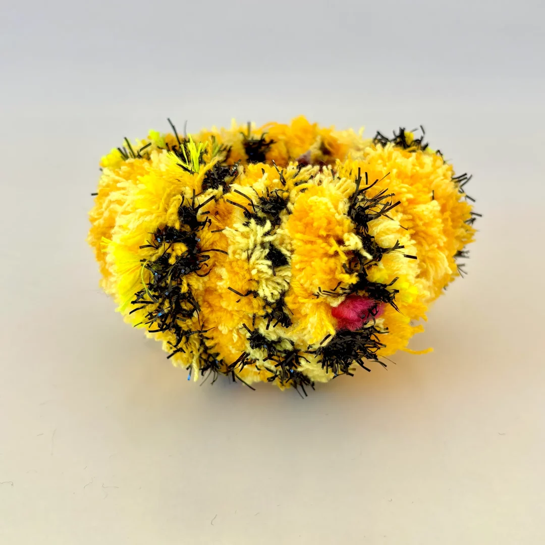 Fragment - P-006 — 7 × 7 cm — 2026
Tufted and carded wool.
Stinging sea urchin protecting an anemone.